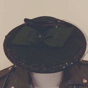 VINTAGE Stunning black felt hat
